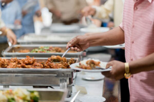 groupe-de-personnes-preparant-de-la-nourriture