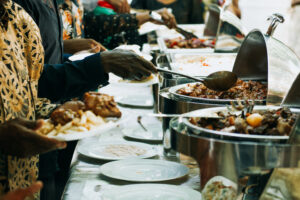 la-nourriture-sur-la-table-dans-un-restaurant